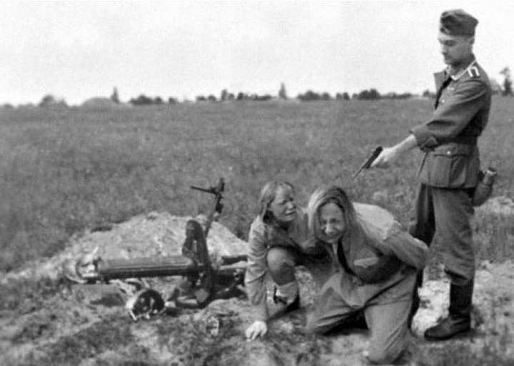 Nazi executes Jewish women.